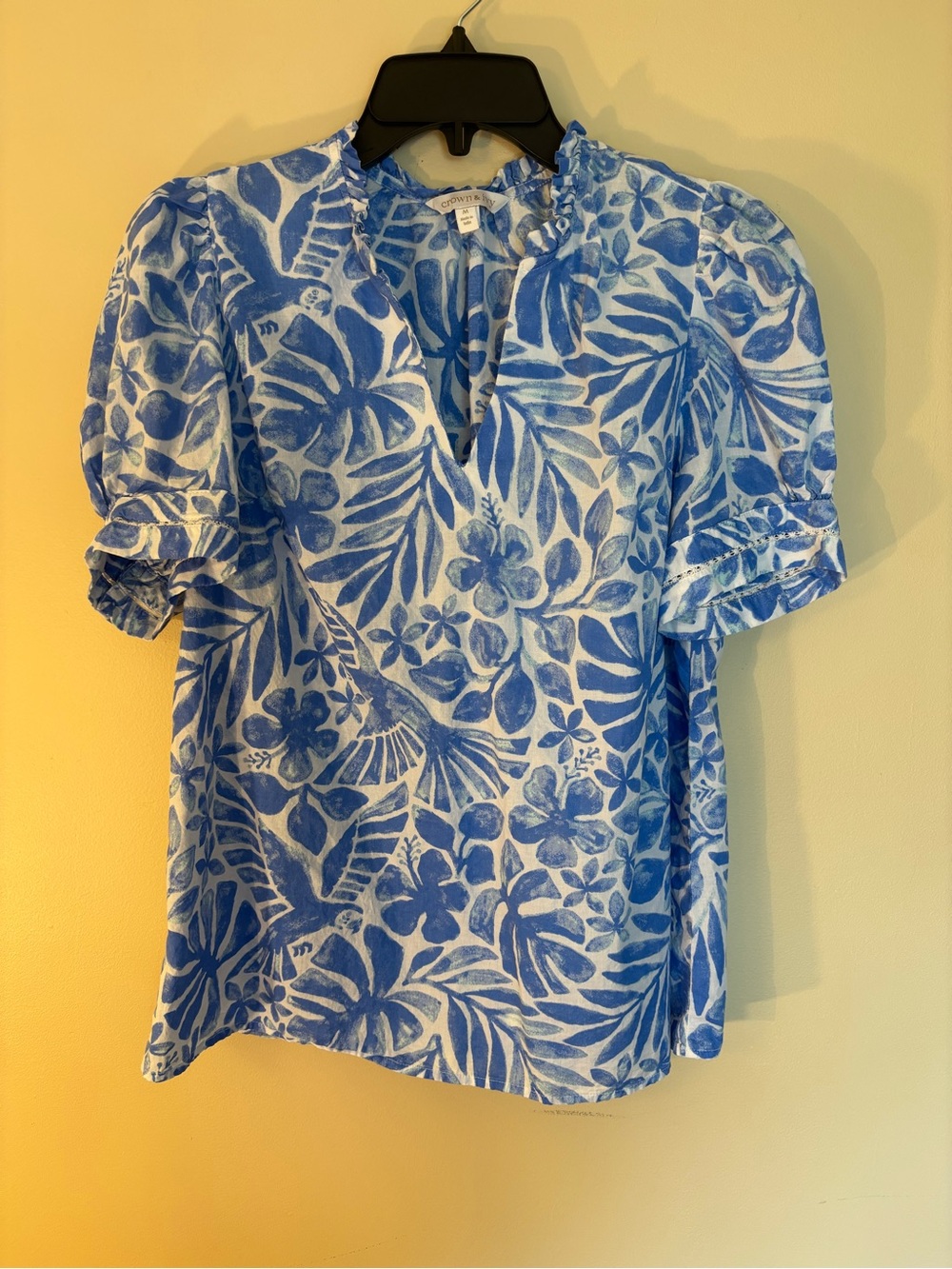crown & ivy Blue and White Floral Puff-Sleeve V-Neck Blouse